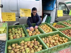 Un élève de CAP SAPVER du LPR qui participe activement à la vente de fruits saisonniers sur le marché de Châteaubriant.