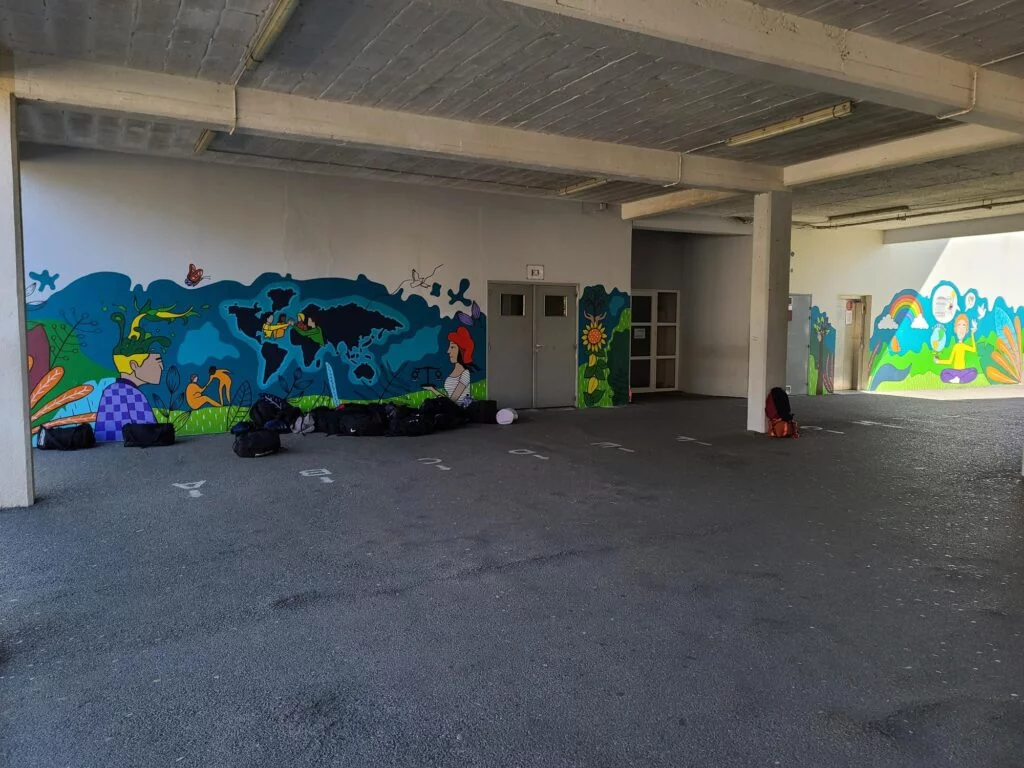 Photo du mur de l'institution St Joseph après la réalisation de la fresque géante par les élèves du BAC Pro SAPAT