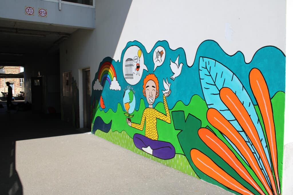 Photo du mur de l'institution St Joseph après la réalisation de la fresque géante par les élèves du BAC Pro SAPAT