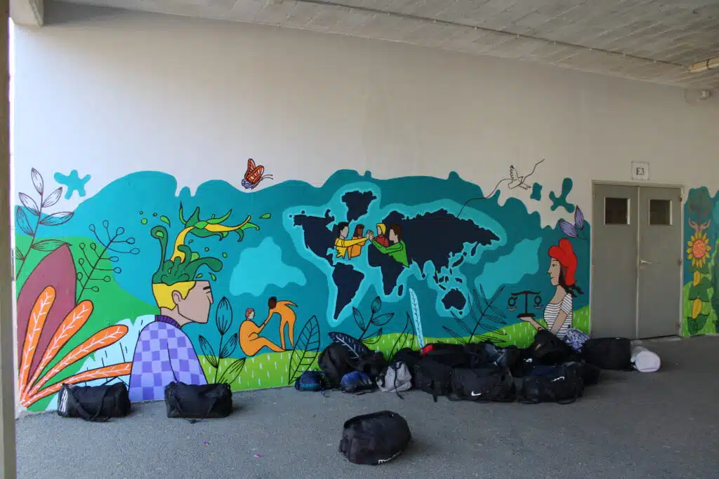 Photo du mur de l'institution St Joseph après la réalisation de la fresque géante par les élèves du BAC Pro SAPAT