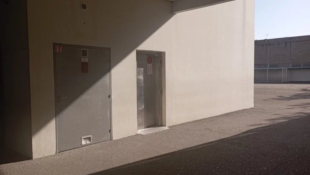 Photo du mur de l'institution St Joseph avant la réalisation de la fresque géante par les élèves de BAC Pro SAPAT