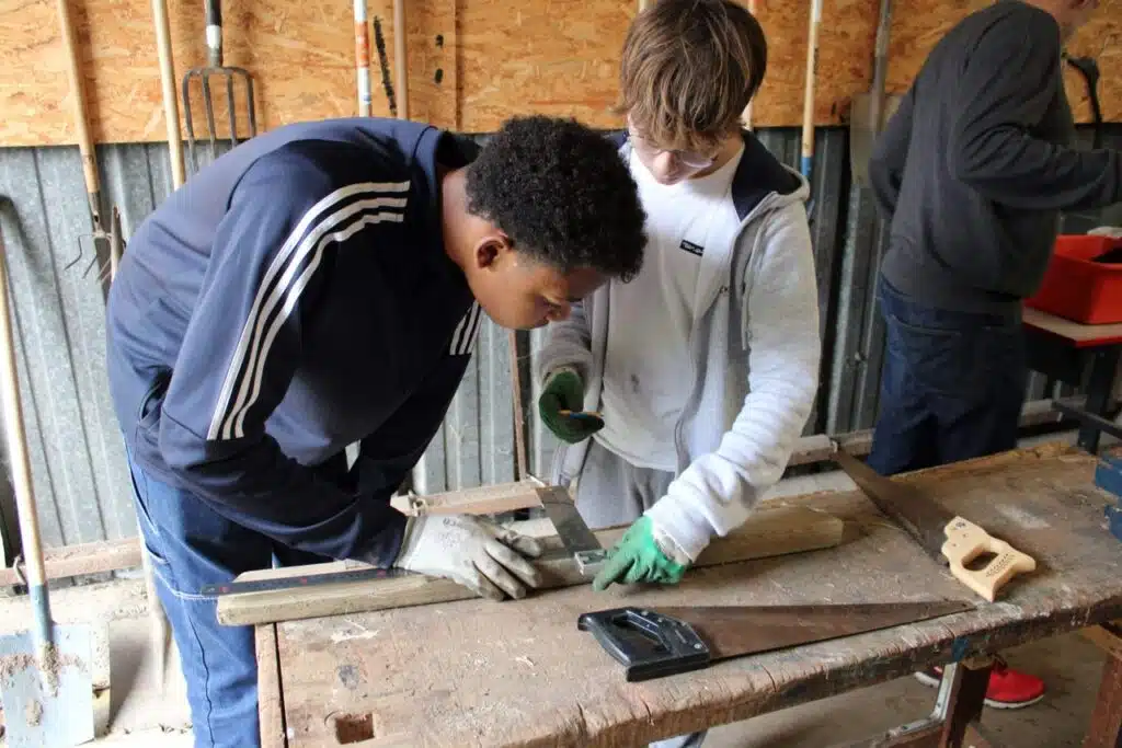 Élèves de 4ème et 3ème à projet professionnel du lycée professionnel rural Saint Joseph de Châteaubriant pendant un EPI (Enseignements Pratiques Interdisciplinaires) matériaux.