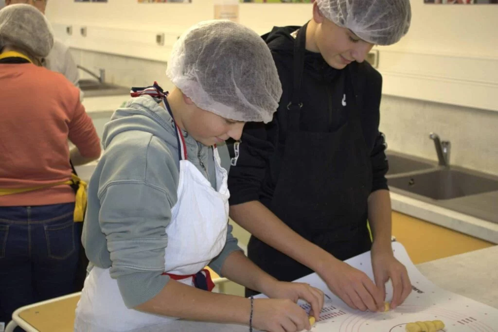 Élèves de 4ème et 3ème à projet professionnel du LPR Saint Joseph de Châteaubriant pendant un EPI (Enseignements Pratiques Interdisciplinaires) cuisine.